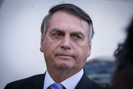 STF mantém multa a Bolsonaro por reunião com embaixadores