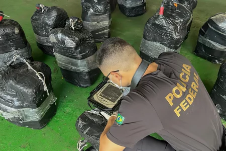 PF e PRF apreendem 1,5 tonelada de cocaína a bordo de navio