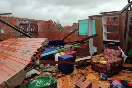 Tornado mata criança, deixa 18 feridos e derruba casas no Paraguai