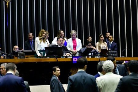 Congresso aprova R$ 15 bilhões para compensar perda de estados e municípios