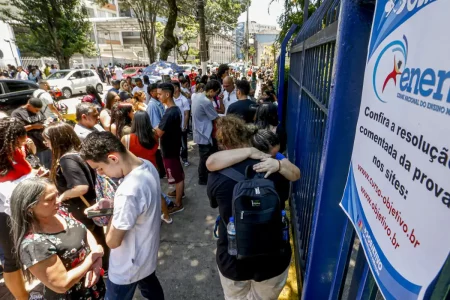 Milhões de candidatos fazem a 2ª prova do Enem neste domingo