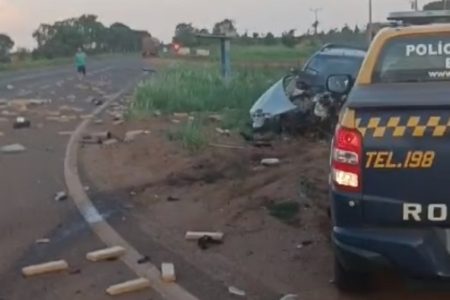 ASSISTA: Traficante capota carro durante fuga e fica gravemente ferido