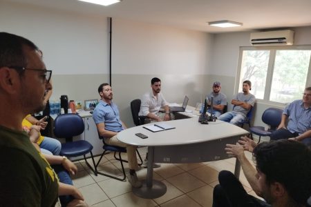 Reunião entre prefeitura e empresas de telefonia e internet debate poluição de fios em Ponta Porã