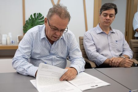 Prefeitura e Unimed assinam convênio para que servidores possam ter acesso à rede e planos de saúde