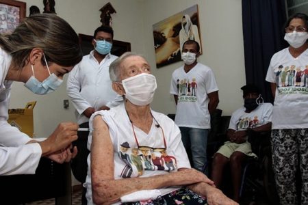 Saúde recomenda dose de reforço da vacina Bivalente para idosos e imunocomprometidos