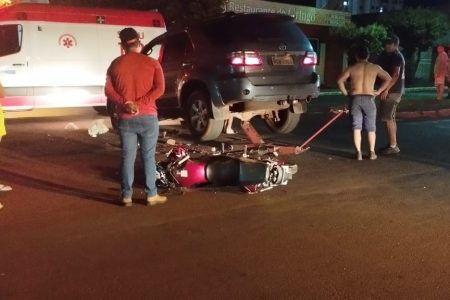 Motociclista fica em estado gravíssimo ao ser atingido por caminhonete