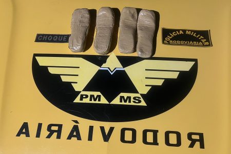 Mulher é presa e adolescente apreendida com R$ 100 mil em cocaína