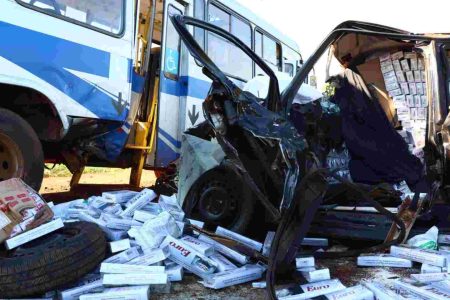 Contrabandista em alta velocidade morre após bater em ônibus na BR-060