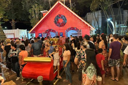 ‘Caminhos do Natal’ rececebe o Papai Noel na Praça Pedro Manvailler