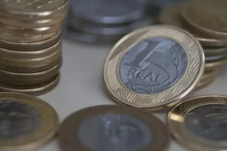 Superávit das contas públicas cai 45,4% e fecha outubro em R$ 14,8 bi