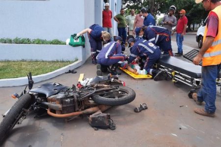 Motociclista fica em estado gravíssimo ao ser atingida por caminhão
