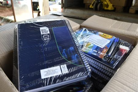 Organização e logística garantem entrega de uniformes e kits aos alunos