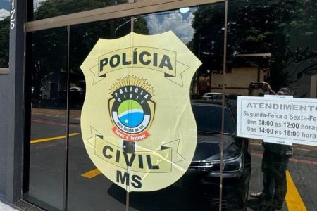Vizinho é denunciado por espiar mulher tomando banho