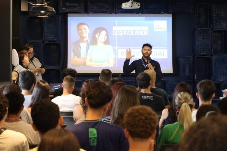 Alunos do Voucher Desenvolvedor iniciam curso em área onde sobram vagas