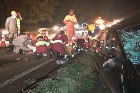 Trabalhador que estava retirando cone de rodovia é atropelado e tem pernas quebradas
