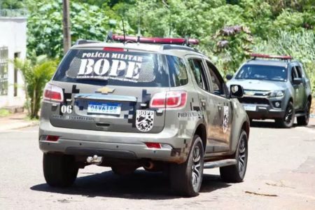Traficante tenta fugir da polícia pulando do carro em movimento, mas acaba preso