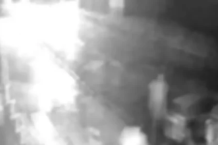 ASSISTA: Ladrões invadem casa e morrem durante confronto com a polícia
