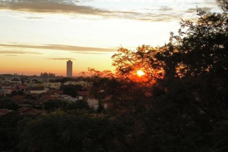 Sexta-feira de sol em toda a região de fronteira