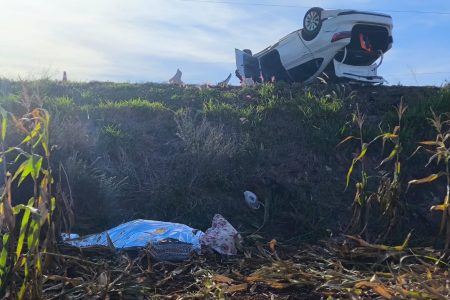 ASSISTA: Após capotamento na BR-463, uma pessoa morre e 3 são levadas para o hospital 