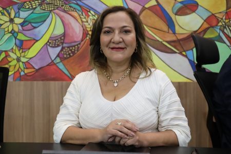Anny Espínola defende melhorias para funcionários administrativos das escolas municipais