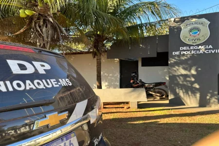 Bebê morre afogado após cair dentro de balde enquanto mãe lavava roupas