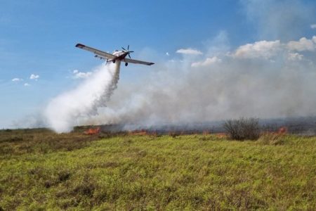 Com apoio aéreo, bombeiros atuam em incêndios florestais e resgatam ribeirinhos no Pantanal