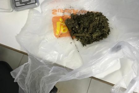 Jovens são presas enquanto fumavam maconha em praça