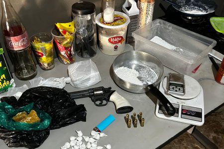 Trio é preso pelo SIG com drogas, arma e munições