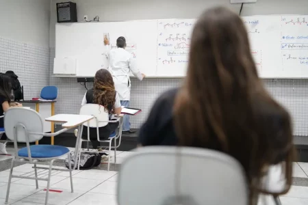 Relatório amplia formação básica do ensino médio para 2,2 mil horas