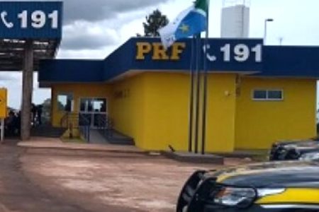 Homem é flagrado pela PRF com droga e galos de briga