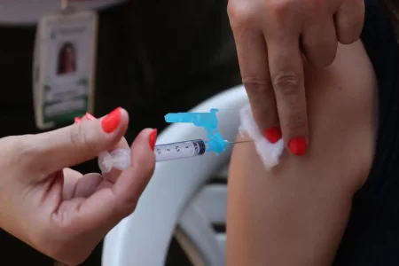 Vacina nacional contra covid está em fase avançada, diz ministra
