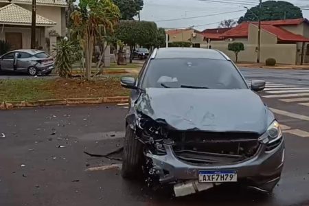 Após acidente, motorista abandona carro de luxo lotado de entorpecente