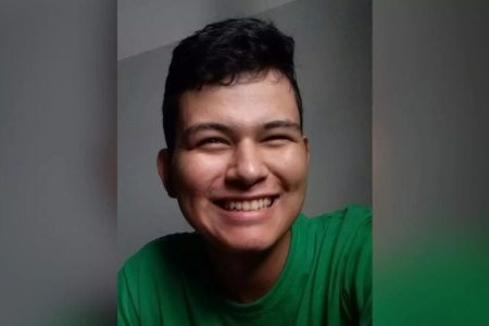 Jovem morre em hospital horas após ser atropelado por motorista que invadiu a preferencial