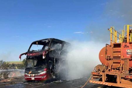 Incêndio destrói ônibus paraguaio na BR-163 em Nova Alvorada do Sul