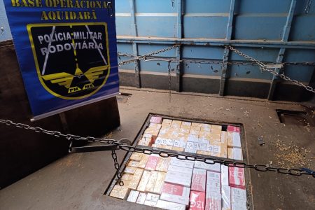 Caminhoneiro é detido com carga de celulares em compartimento oculto em Ponta Porã