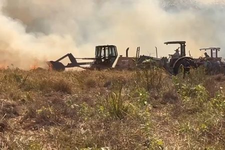 Incêndio em caminhão atolado se alastra e mobiliza equipes no Pantanal