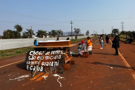 Indígena atropelado em Dourados é velado no meio da rodovia