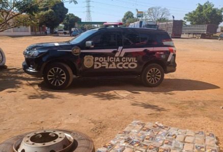 DRACCO apreende cocaína em pneu de caminhão na BR-262