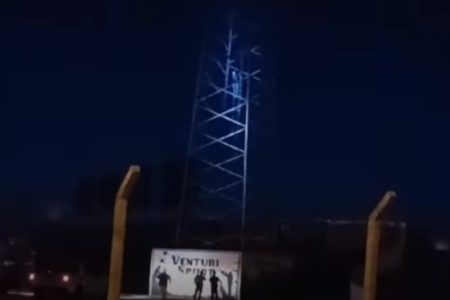 Adolescente ameaça se matar em torre de iluminação de estádio de futebol