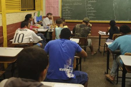 MEC cria programa de apoio a escolas públicas com aulas noturnas