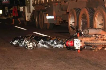 Idoso morre ao bater motocicleta em carreta com soja
