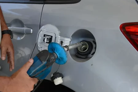 Petrobras reajusta em 7,12% preço da gasolina para distribuidoras