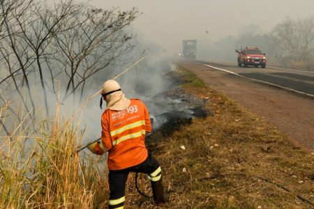 Fogo e fumaça se intensificam no Pantanal e combate aos incêndios continua