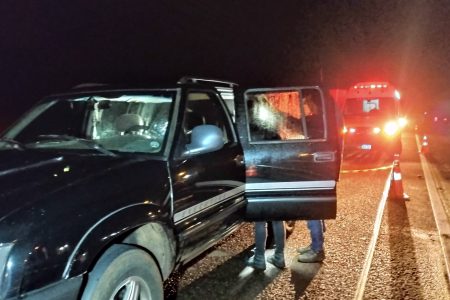 Mulher morre após receber descarga elétrica enquanto lavava calçada