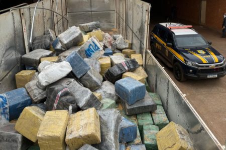 Motorista de carreta é preso pela PRF com quase 11 toneladas de maconha