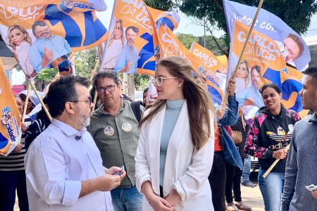Carlos Bernardo da UCP faz caminhada pelo centro de Ponta Porã
