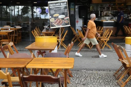 Serviços não financeiros tiveram recorde de ocupação em 2022, diz IBGE