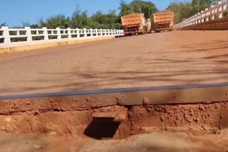Passagem de veículos pesados faz ponte sobre o Rio Miranda subir 30 centímetros