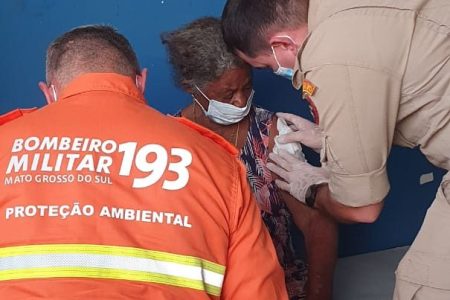 Mulher ribeirinha no Pantanal é resgatada em ação conjunta da Defesa Civil, Corpo de Bombeiros e PRF