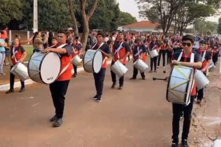 Com instrumentos musicais e computadores, Lia traz dignidade à escola Getúlio Vargas